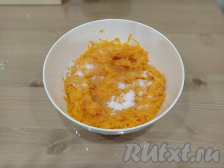 Затем 300 грамм очищенной тыквы натираем на крупной тёрке. Если тыква очень сочная и выделяет много сока, то его необходимо слить. Добавляем в натёртую тыкву оливковое масло и сахар по вкусу. Количество сахара зависит от того, насколько тыква сладкая. У меня тыква была совсем не сладкая, поэтому понадобилось 3 столовых ложки с верхом сахара. Хорошо перемешиваем натёртую тыкву с сахаром и маслом. Начинка из тыквы готова.