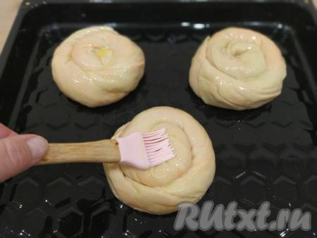 Противень смазываем маслом и выкладываем вертуты с тыквой. В чашке взбиваем яйцо и кисточкой хорошо промазываем поверхность вертут.