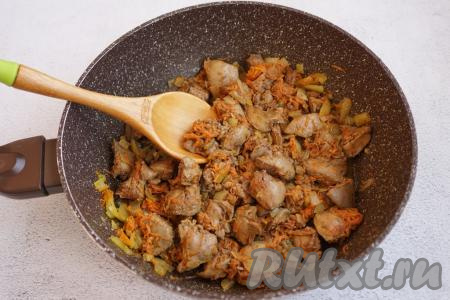 Обжариваем печёнку с овощами в течение минут 5-7 (до готовности печени) на среднем огне. Проверить готова ли печёнка можно следующим образом: если при прокалывании зубочисткой (или вилкой) выделяется прозрачный сок (без кровяных примесей), значит печень готова. Помните, куриная печёнка жарится довольно быстро, поэтому не стоит далеко уходить от плиты.