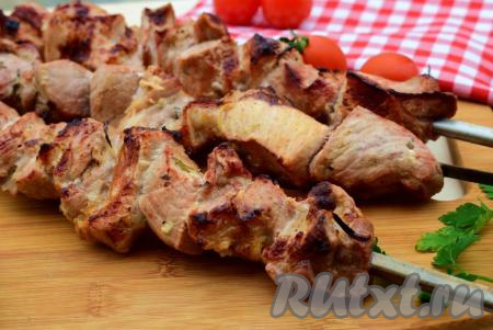 Вкусный, мягкий и ароматный шашлык из свинины, замаринованный в уксусе и луке, готов. Угощайтесь сразу же, пока он горячий и сочный!