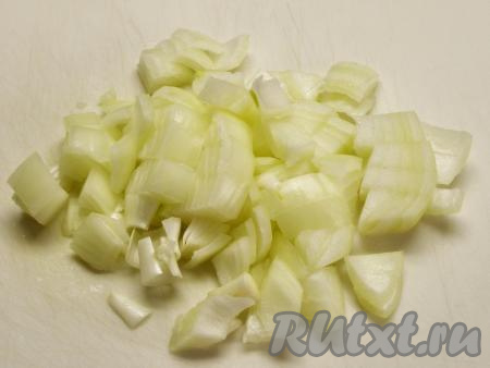Луковицу очищаем от шелухи, нарезаем крупными кубиками.