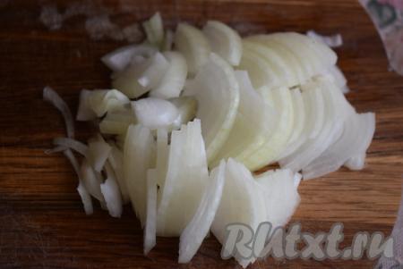 Лук очистить от кожицы и нарезать на тонкие четверть кольца.