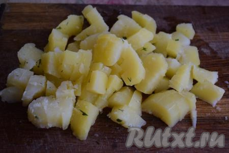 Варёный картофель остудить и нарезать на довольно крупные кубики.