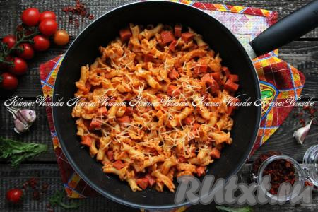 Макароны с колбасой и сыром на сковороде