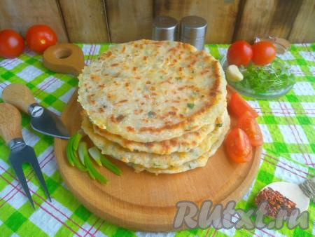 Сырные лепёшки на молоке с зеленью на сковороде