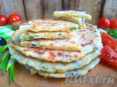 Лепёшки получаются хрустящими, с сырным вкусом, пикантной ноткой зелёного лука и молочным послевкусием. Их можно подать на завтрак к кофе или вместо хлеба к супу или борщу. Пожарьте на сковороде сырные лепёшки на молоке с зеленью, уверена, вам понравится их вкус!