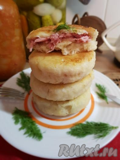 Лепёшки на кефире с колбасой и сыром на сковороде