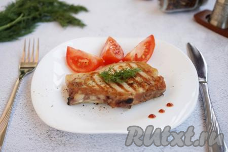 После того как мясо потомилось под фольгой, можно перекладывать готовые стейки из свинины со сковороды гриль на блюдо и подавать к столу.
