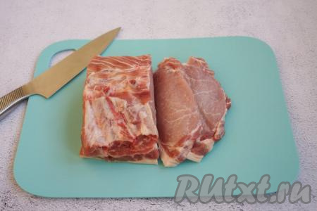 Для приготовления сочных и вкусных стейков из свинины прекрасно подойдёт свиная корейка на косточке, если хотите сделать стейки пожирнее - выбирайте свиную шею, там есть жирок и мясо получится более сочным - тут уж дело вкуса.

Начинаем с того, что обмываем кусок свинины и обсушиваем его бумажными полотенцами. Далее нарезаем на, примерно, одинаковые стейки толщиной 1,5-2 см.