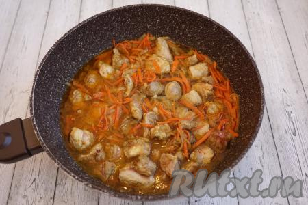 К обжаренным овощам и кусочкам свинины, добавляем специи (я использую готовую смесь для плова, но можно добавить и по отдельности молотую паприку, кориандр, куркуму, чёрный перец, зиру, имбирь и прочее), солим (в готовой смеси специй соль уже есть, поэтому досаливать стоит очень аккуратно), перемешиваем, обжариваем ещё 1-2 минуты и вливаем 150 мл воды. Закрываем сковороду крышкой, даём воде закипеть, а затем тушим свинину с овощами на слабом огне около 20 минут (до мягкости мяса).