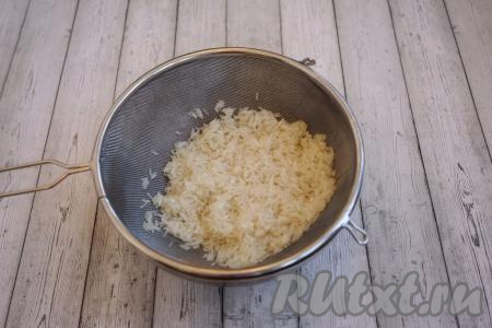 Пока мясо тушится с овощами, займёмся рисом. Отмеряем 250 грамм длиннозёрного риса и тщательно промываем под проточной водой, даём стечь лишней воде. Помните, плов, да и любой рассыпчатый гарнир из риса, нужно готовить именно из длиннозёрных сортов. Круглозёрный или среднезёрный для этих целей не подойдёт, эти сорта содержат больше крахмала, а значит рисинки будут слипаться.