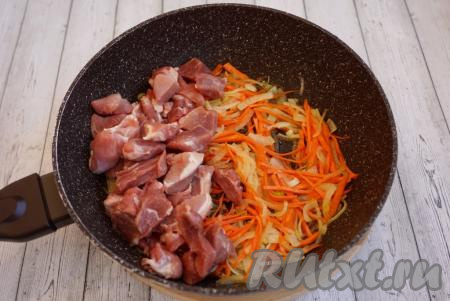 Когда овощи дойдут до полуготовности, выкладываем в сковороду мясо, перемешиваем и обжариваем на среднем огне 2-3 минуты.