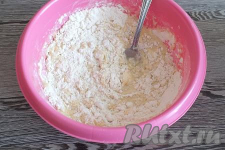 В миску с мукой и дрожжами влейте тёплую яично-молочную смесь, смешанную с яйцом, перемешайте вилкой.