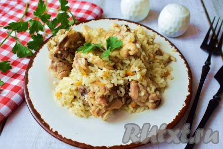 Рассыпчатый плов с курицей в кастрюле