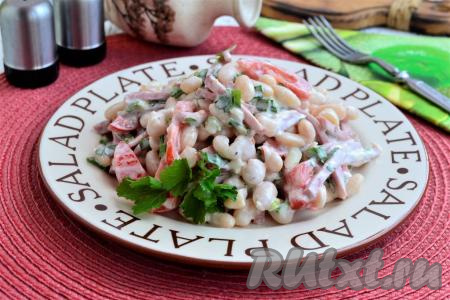 Салат с фасолью, копчёной колбасой и помидорами