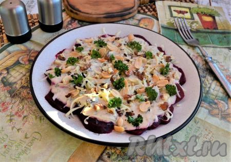 Салат из свеклы с сыром и орехами
