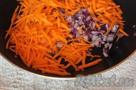 Морковь натереть на тёрке, красный лук мелко нарезать, добавить немного растительного масла и обжарить до лёгкой золотистости в течение 3-5 минут.