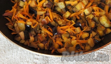Нарезанный баклажан отжать и добавить к моркови и луку, перемешать и довести до готовности. Начинка для куриной запеканки с баклажанами готова.
