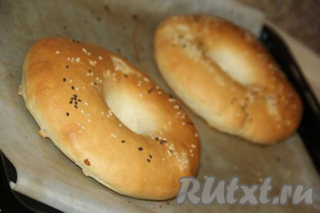 Выпекать узбекские дрожжевые лепёшки в разогретой духовке при температуре 200 градусов, примерно, 25 минут. Готовые лепёшки достать из духовки, накрыть полотенцем и дать отдохнуть в течение 15 минут. 