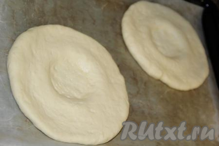 Серединку лепёшки приплюснуть дном стакана (или пальцами). Затем наколоть серединку вилкой. Оставить лепёшки в тёплом месте на 40 минут, накрыв полотенцем.