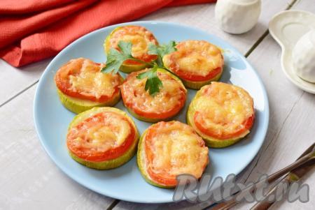 Кабачки с помидорами, сыром и чесноком в духовке