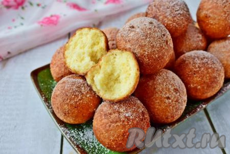 Творожные шарики, жареные в масле на сковороде