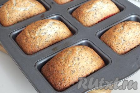 Через указанное время готовность маковых кексов проверьте абсолютно сухой деревянной шпажкой. Если после прокалывания теста, шпажка останется сухой, значит пора вынимать форму с кексиками из духовки.