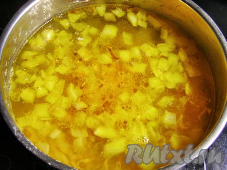 Из кастрюли с отваренным картофелем вынимаем лавровые листья и кладём в неё обжаренные лук и морковь.