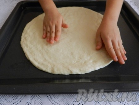 Тесто для пиццы выложить на смазанный растительным маслом противень. Руками растянуть тесто в круг. Старайтесь разминать тонким равномерным слоем.
