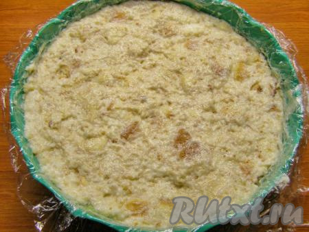 Полученную массу кладём в форму для торта поверх фруктов и ягод, слегка прижимаем ложкой. Краями плёнки, свисающими с краёв формы, накрываем бисквитно-сметанную массу и убираем в холодильник минимум на 2-3 часа.
