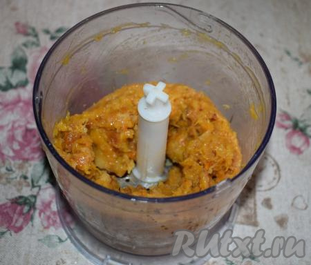 Курагу пробиваем в блендере (или пропускаем через мясорубку) до однородной массы.
