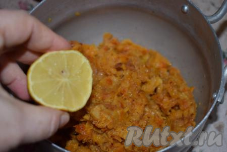 К измельчённой кураге добавляем сахар (курага может быть как сладкой, так и кислой, поэтому сахар кладите по вкусу) и лимонный сок, хорошо перемешиваем ложкой и начинка для постных булочек готова.