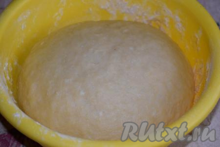 За время расстойки (в течение 1,5 часов) тесто хорошо подойдёт и увеличится в размерах.