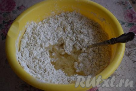 Затем добавляем растительное масло, перемешиваем вначале ложкой, а после этого вымешиваем тесто руками.