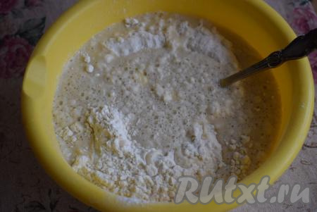 Далее отмеряем нужное количество простой кипячёной воды (или "Не молока"), подогреваем в микроволновке (или на плите) до 40 градусов и вливаем в миску к смеси муки, дрожжей и спреда, перемешиваем ложкой.