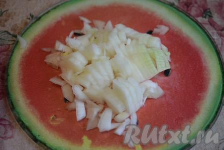 Лук очищаем от кожуры и нарезаем на кусочки.