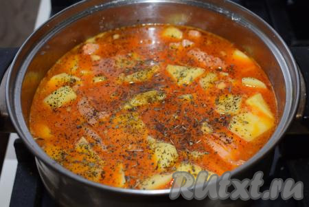 Тушим нашу картошку с курицей на среднем огне до закипания, затем огонь уменьшаем и доводим картофель до готовности (примерно, 20 минут), солим, перчим и добавляем любимые специи.