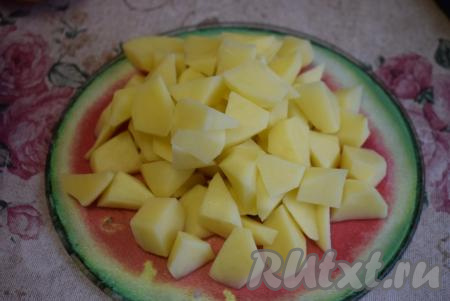 Пока куриное мясо тушится, почистим картофель, промоем его под проточной водой и нарежем на средние кусочки.