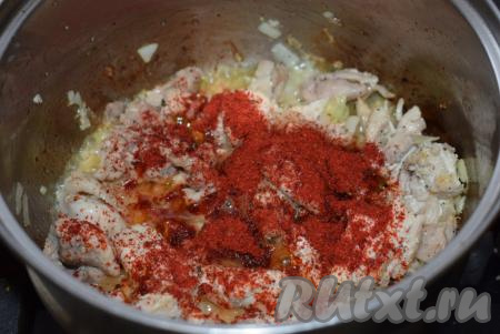 К обжаренным кусочкам курицы добавляем паприку, нарезанный лук и перемешиваем.