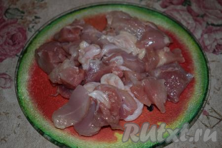 600 грамм куриного мяса без костей нарезаем небольшими кусочками.