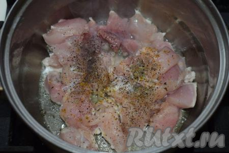 В толстостенную кастрюлю вливаем растительное масло, добавляем сливочное масло, разогреваем и выкладываем кусочки курицы, обжариваем их на среднем огне, примерно, 8 минут, посолив, поперчив и добавив любимые вами специи. Периодически не забываем перемешивать мясо.