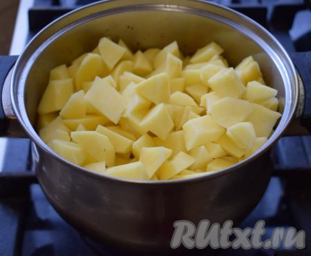Когда курочка протушится с луком минут 7-8, добавляем в кастрюлю нарезанный картофель.