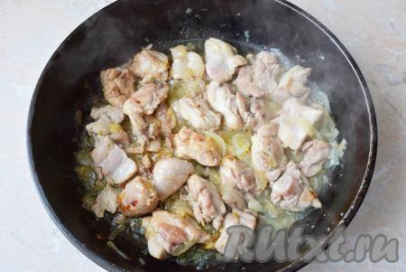 К мясу с луком добавьте соль и специи по вкусу, влейте несколько столовых ложек горячей воды (воды должно быть совсем немного, буквально чтобы мясо не пригорело, оно должно тушиться, а не вариться) и готовьте куриное филе под крышкой, иногда перемешивая, на небольшом огне 15-20 минут. 