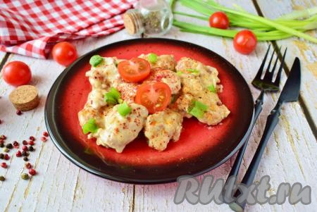 Курочку можно подать с любым гарниром, поливая его аппетитным соусом из сливок и сыра, или как самостоятельное блюдо. Приготовьте куриное филе по этому рецепту на сковороде - это и вкусно, и просто.