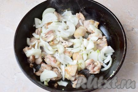 Когда мясо зарумянится, выложите к нему нарезанный лук, обжарьте, иногда перемешивая, минуты 2-3 (до появления характерного лукового аромата).