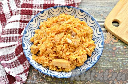 Плов с курицей и томатной пастой в мультиварке