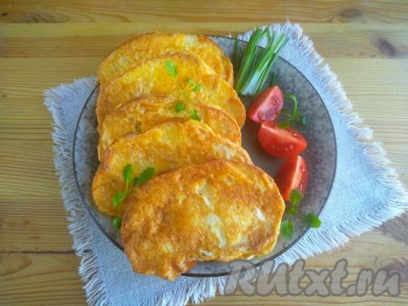 Готовые гренки с яйцами и сыром переложить со сковороды на тарелку и украсить зеленью.