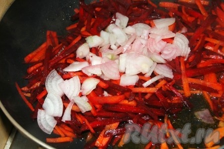 В сковороду налить растительное масло и положить наструганные морковь и свеклу для обжарки, затем добавить мелко нарезанный репчатый лук.