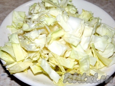 Когда картофель будет почти готов, добавить в кастрюлю нарезанную свежую капусту.