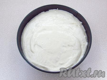 Для выпекания коржа я использовала круглую разъёмную форму для выпечки диаметром 22 см. На дно разъёмной формы для выпечки положить лист пергаментной бумаги, прижать его боковыми стенками и защёлкнуть форму. Бумагу смазать растительным маслом, стенки формы можно ничем не смазывать. Присыпать дно формы мукой (или манной крупой). Бисквитное тесто выложить в форму и разровнять скребком.